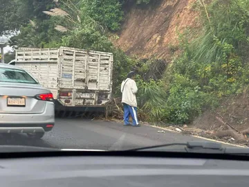¡Cuidado! Reportan un deslave en la México-Toluca