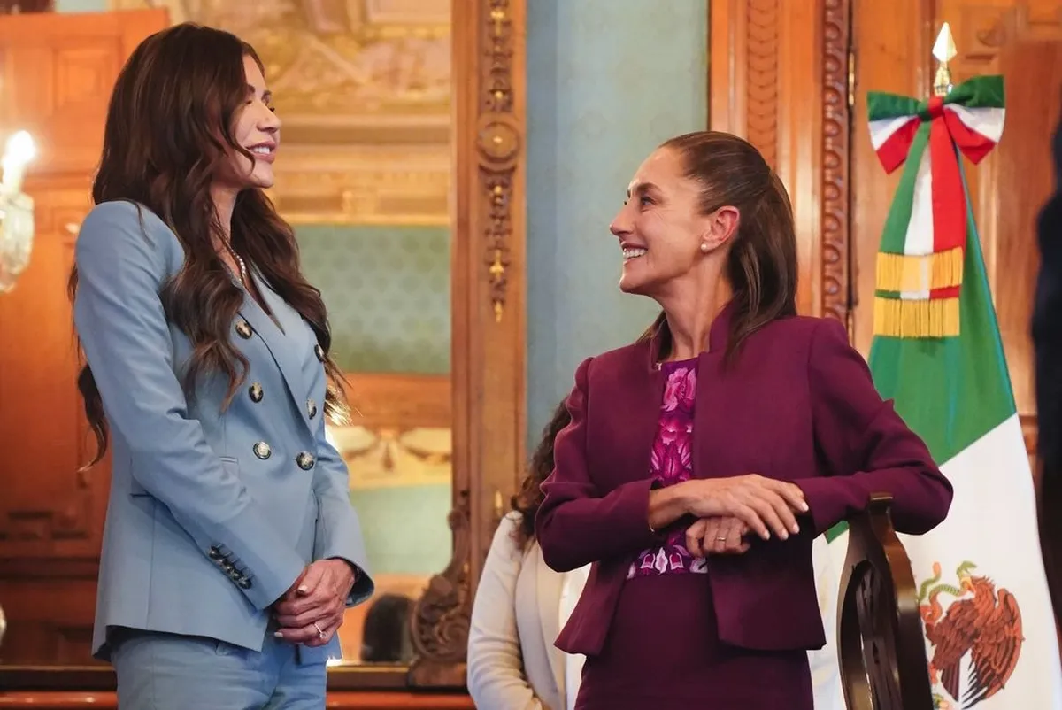 La presidenta Claudia Sheinbaum Pardo (izq) durante la reunión con la secretaria del Departamento de Seguridad Nacional de EU, Kristi Noem (der).