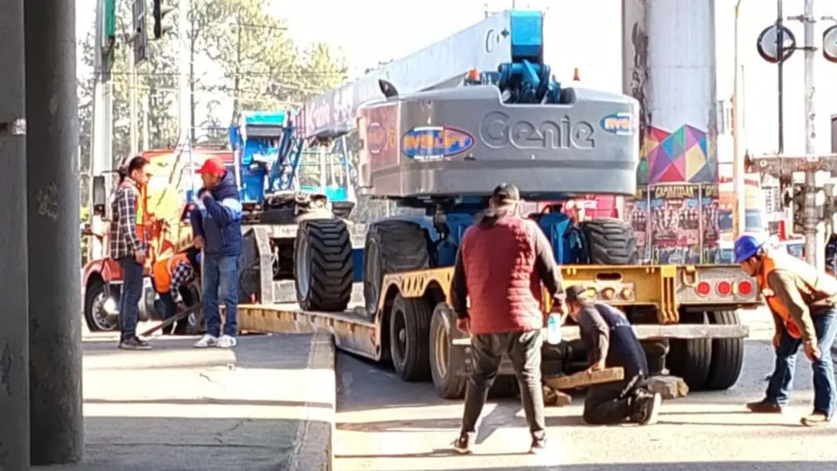 Conductor queda atorado en puente de Pilares rumbo a Toluca; genera caos vial