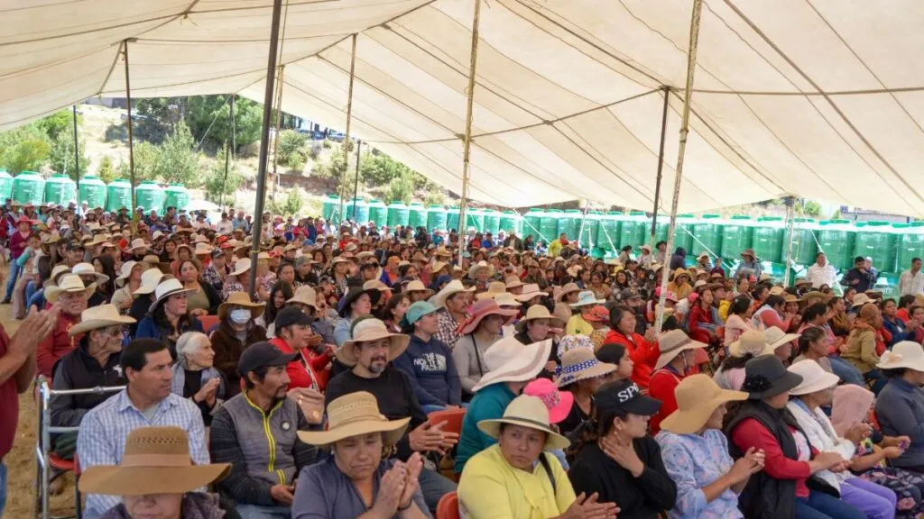 Adolfo Solís entrega 400 tinacos a familias del norte de Almoloya de Juárez