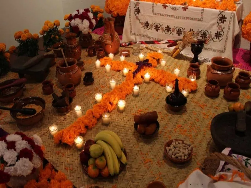 Elementos que no pueden faltar en una ofrenda prehispánica de Día de Muertos