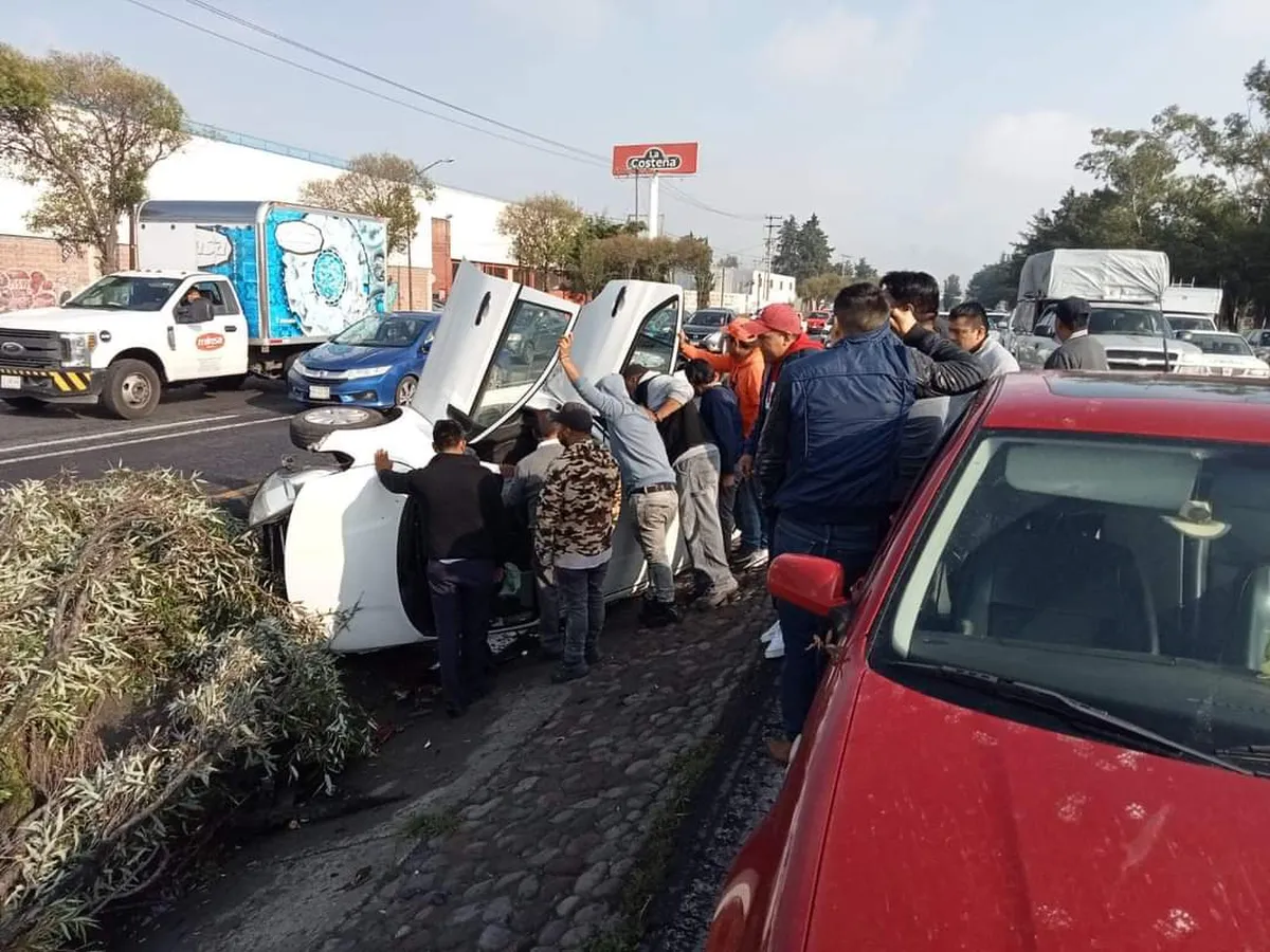 Se registra volcadura en la Toluca-Palmillas