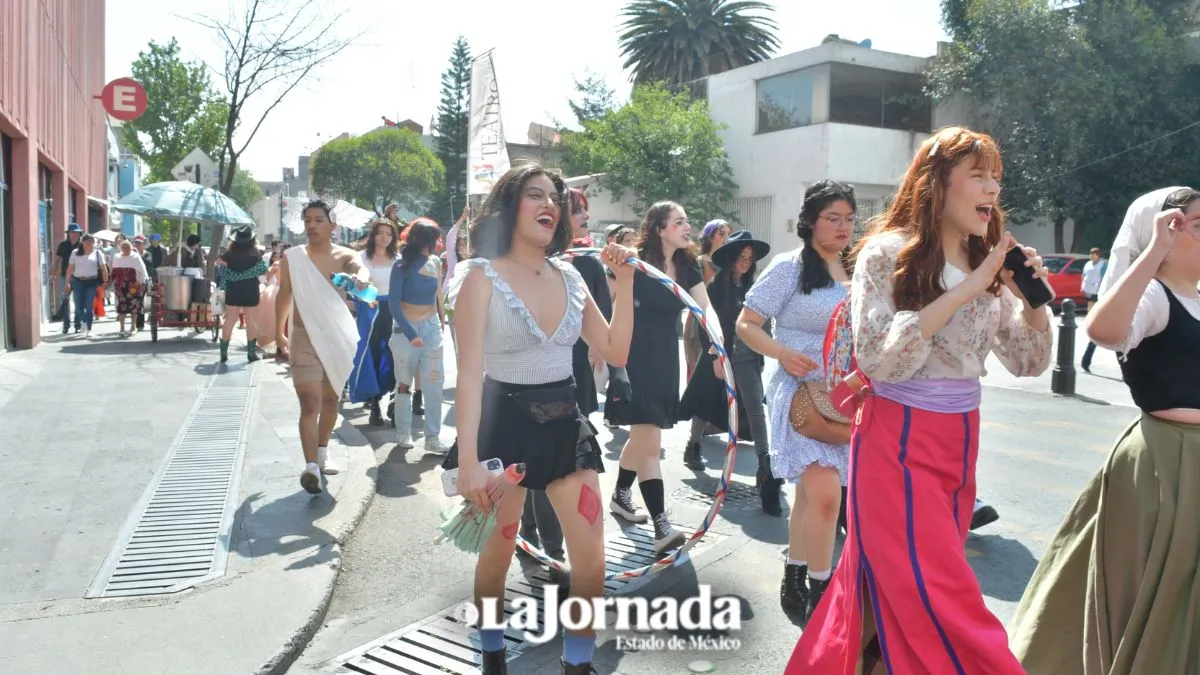 Comunidad universitaria de la UAEMéx promueve el teatro en las calles de Toluca