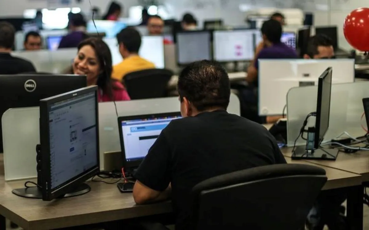 Aquellos que no tienen la dicha de salir de vacaciones de Semana Santa se preguntan si los dos días llamados santos recibirán doble paga, ya que son especiales para la comunidad católica del País. Foto: La Jornada