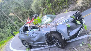 Rescatan a seis personas tras volcadura en barranco en la carretera Amecameca-Tlamacas