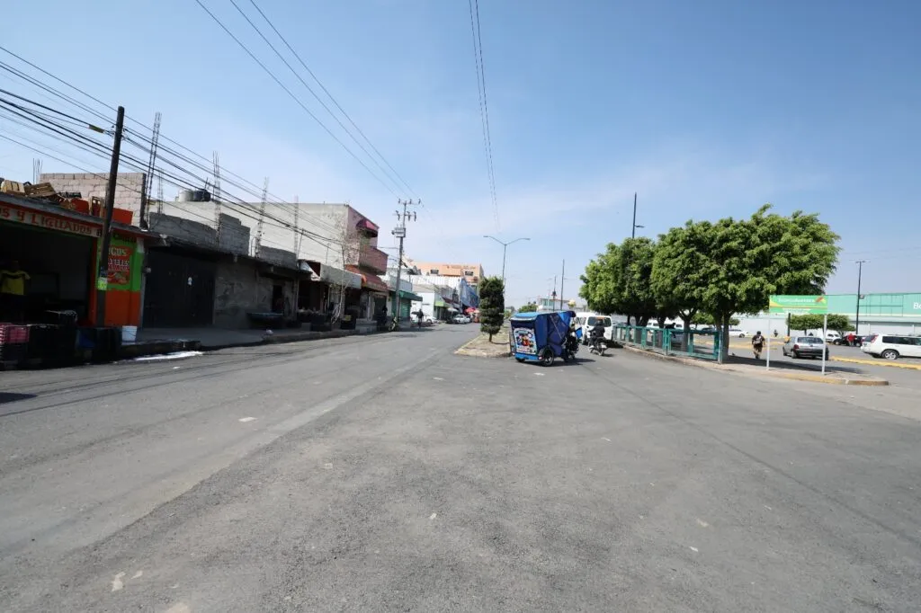 Transforman vialidades de Chimalhuacán con tren de repavimentación