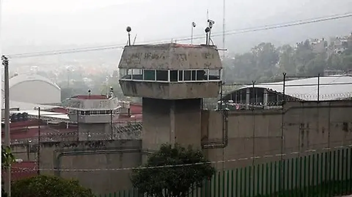 La dirección del CCH emitió un comunicado confirmando que dos de los jóvenes fueron ingresados al penal y son investigados por la detonación de petardos dentro del plantel.