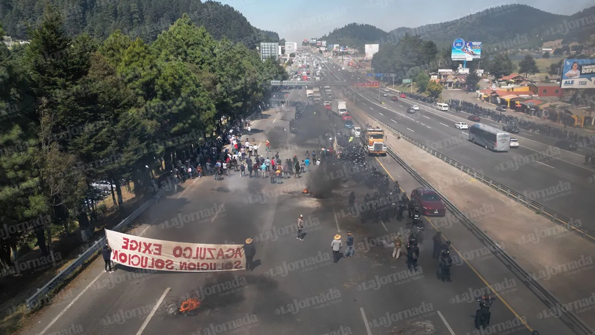 Video: Se registra enfrentamiento entre pobladores y policía sobre la México-Toluca