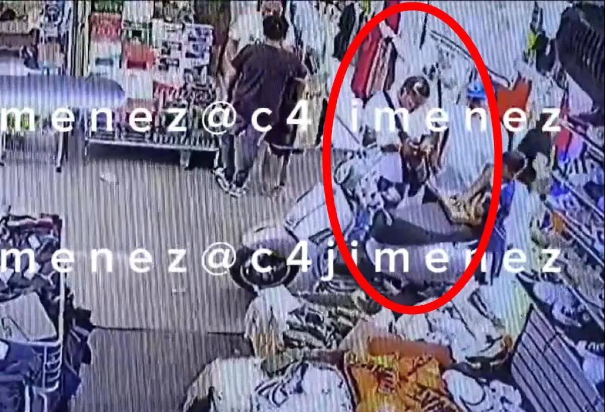 La victima, de nombre Jonathan, quien tenía su puesto en la colonia Morelos, en la alcaldía Cuauhtémoc, al parecer ya estaba señalado por la Unión Tepito como moroso, ya que se negaba a pagar derecho de piso. Foto: Captura.