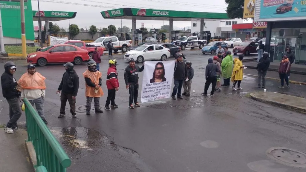 Familiares de presos exigen freno a extorsiones en penal Molino de Flores