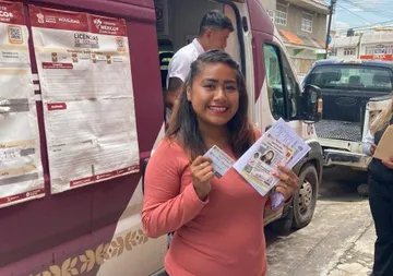 Edomex entrega 42 licencias gratuitas a conductoras de transporte público