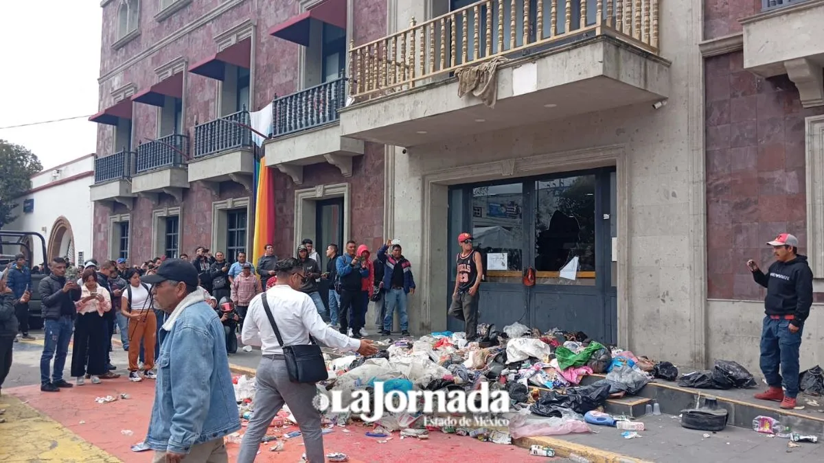 Recolectores de basura bloquean vialidades de Ixtapaluca, denuncian corrupción