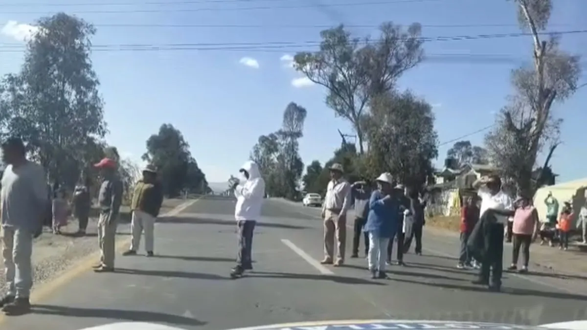 Habitantes de El Ruso realizan bloqueo en la Toluca-Atlacomulco hoy 26 de marzo
