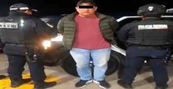 El vehículo en el que viajaba también fue asegurado.