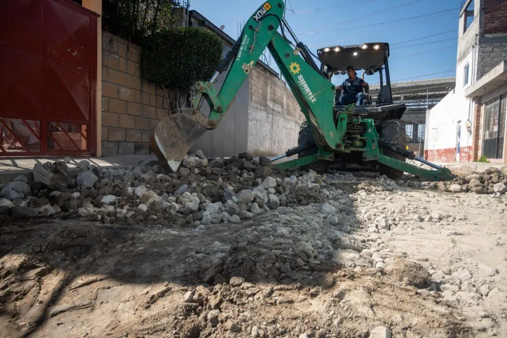 Supervisa Ricardo Moreno pavimentación de calles, con más de 55 años de espera