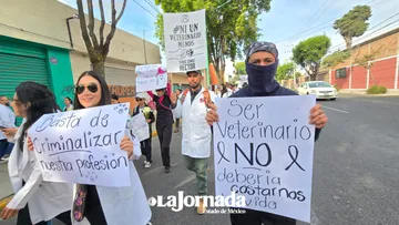 Los manifestantes, portando pancartas y consignas, denunciaron diversas agresiones.