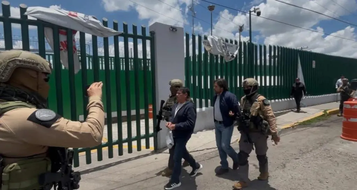 Detienen a dos de la mesa directiva de la Central de Abasto de Toluca por extorsión