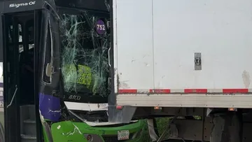 Camión de transporte público choca contra tráiler en Tollocan; hay varios heridos