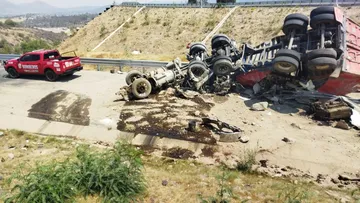 Tráiler vuelca y deja dos muertos en la México-Calpulalpan
