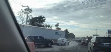 Tráiler accidentado causa afectaciones en la Toluca-Atlacomulco a la altura de Palmillas [VIDEO]