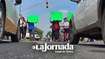 Habitantes de Zinacantepec realizan bloqueo en la av. Adolfo López Mateos