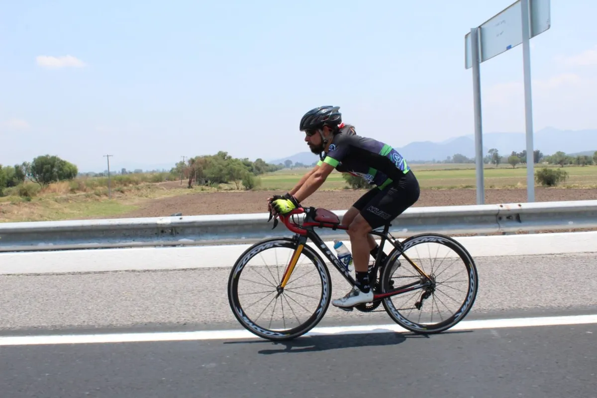 Ultraciclista va por 530 Km en 24 horas, busca récord