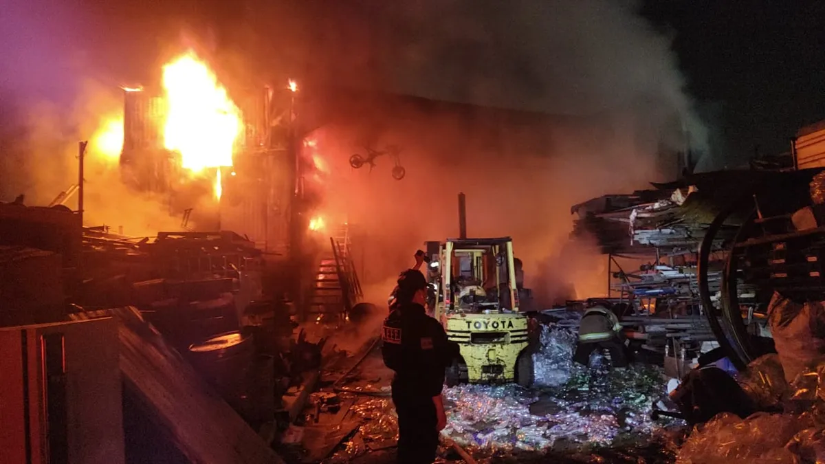 [FOTOS] Incendio consume recicladora en San Francisco Totoltepec