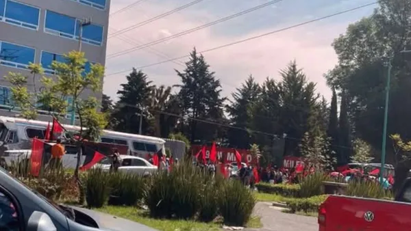 Maestros de Neza se manifiestan en Toluca