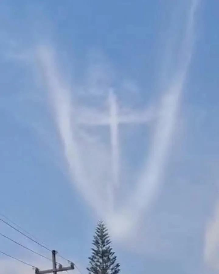 ¿Milagro? Aparece cruz en el cielo durante viacrucis en Tejupilco