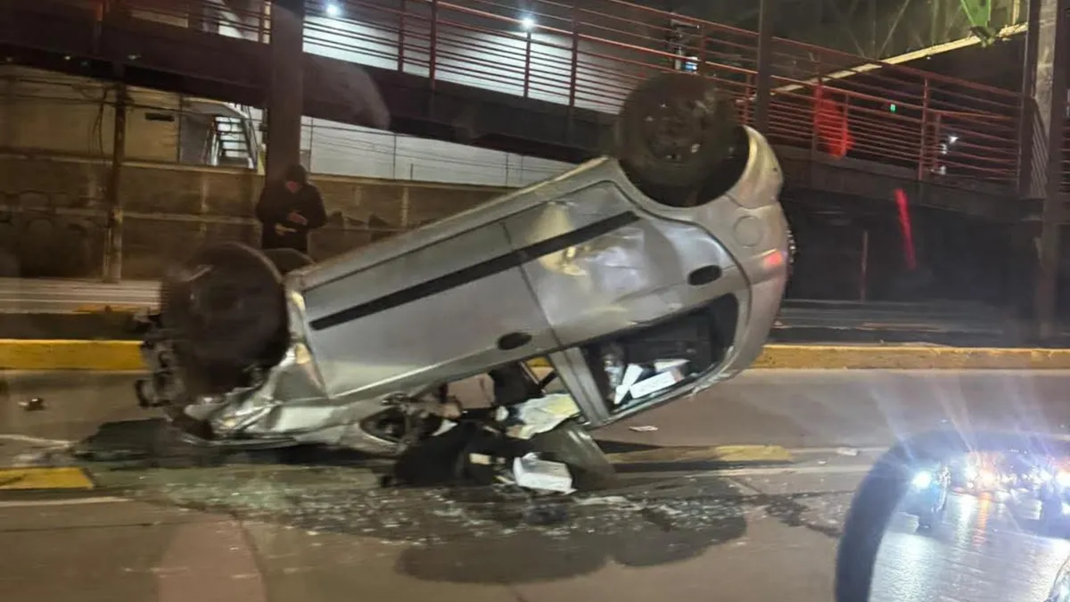 El conductor circulaba a exceso de velocidad, lo que provocó que perdiera el control del vehículo.