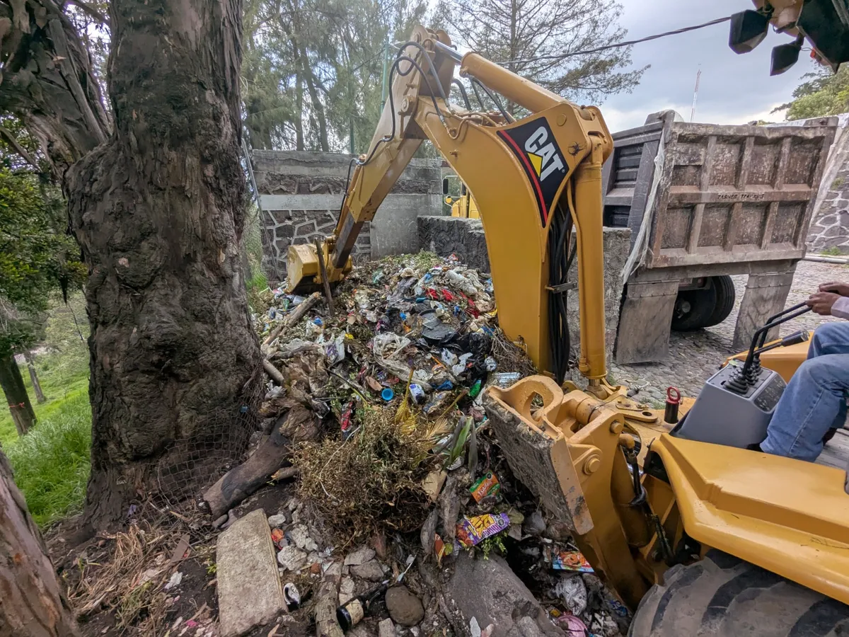 Retiran toneladas de basura de tiradero clandestino en Toluca
