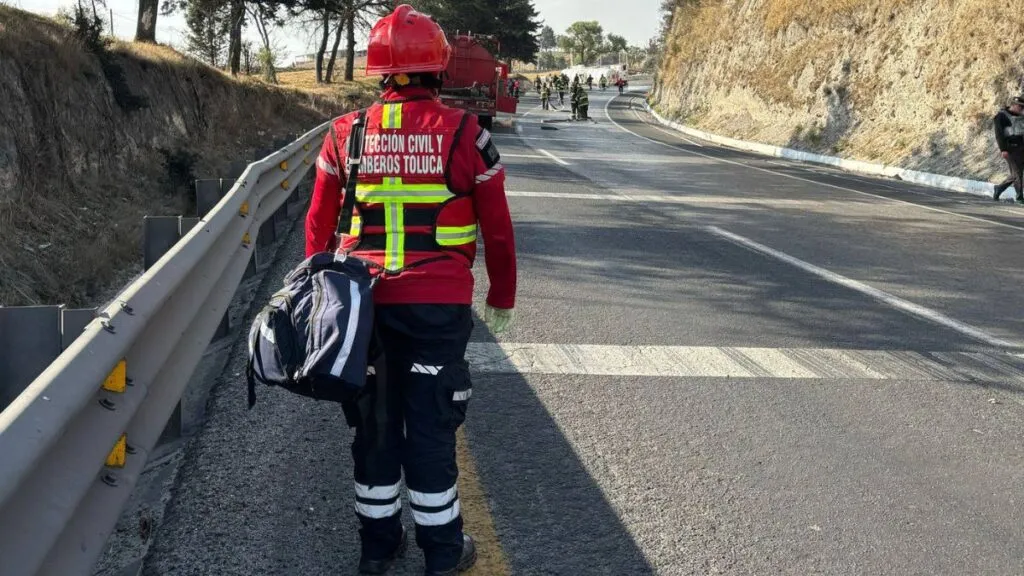 Vuelca pipa con combustible sobre la Toluca-Atlacomulco