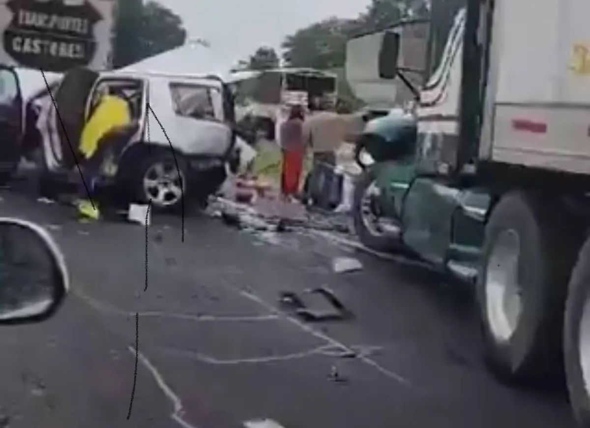 Maravatío – Atlacomulco: Fuerte accidente entre una camioneta y dos tráileres