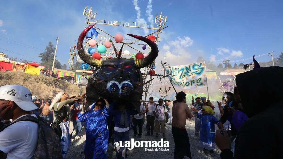 Carnaval y quema de toritos monumentales en San Lorenzo Huitzizilapan, Lerma