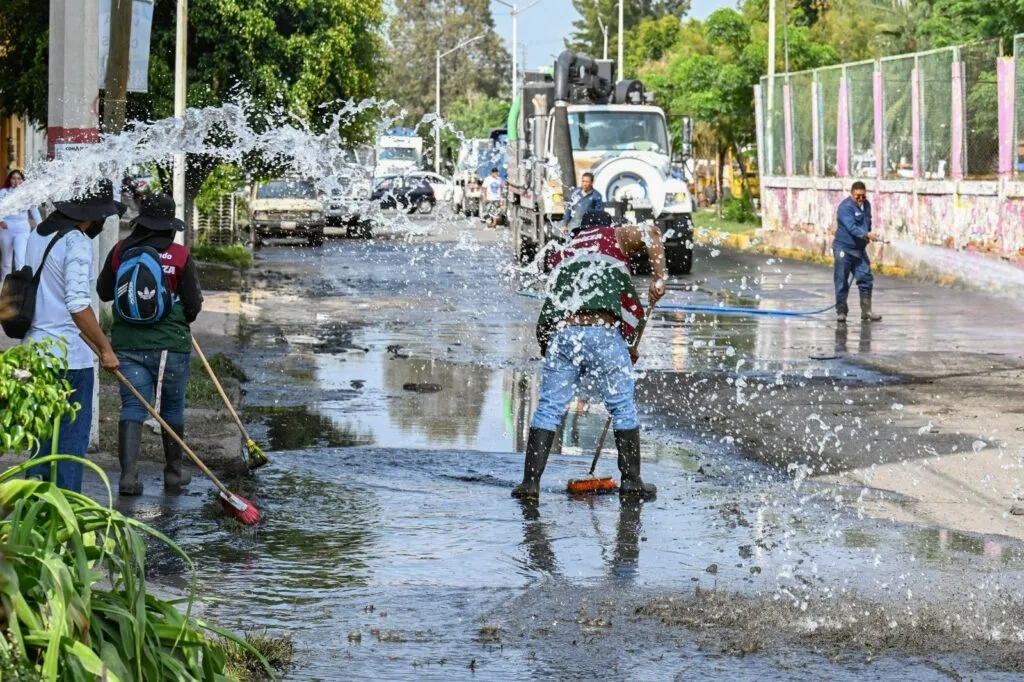 Solo 14 calles continúan con encharcamientos en Neza, informan Delfina Gómez y Claudia Sheinbaum