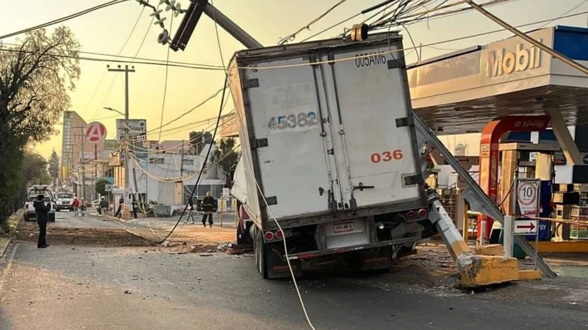 [VIDEO] Chófer se queda dormido e impacta su unidad contra un poste en Naucalpan