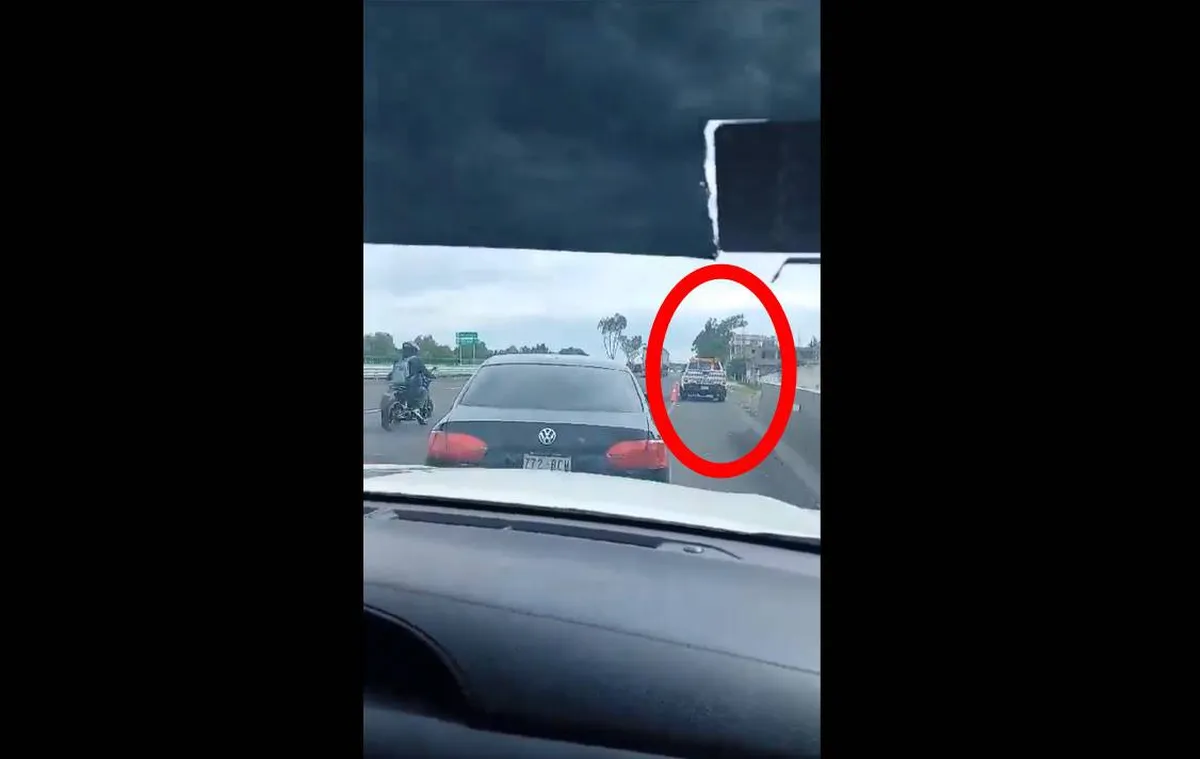 El video, que se dio a conocer primero en redes sociales y las publicaciones posteriores han presionado a las autoridades para investigar dicho hecho en donde se registró a uno de los presuntos delincuentes y al auto en el que viajaban. Foto: Captura