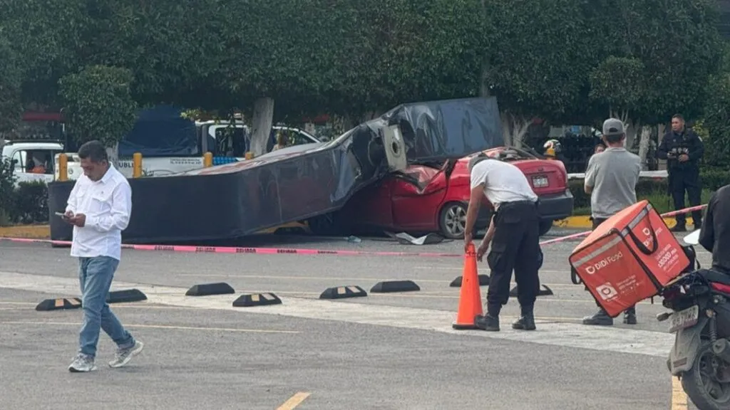 Espectacular se desploma sobre automóvil en Coacalco