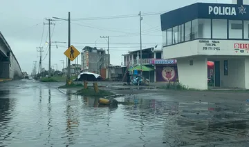 Con baches y en mal estado se encuentra la lateral de la Toluca-Naucalpan