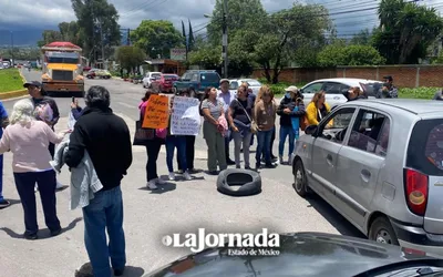 Pacientes del Hospital Zoquiapan de Ixtapaluca mantienen bloqueo, claman que no los dejen sin tratamiento