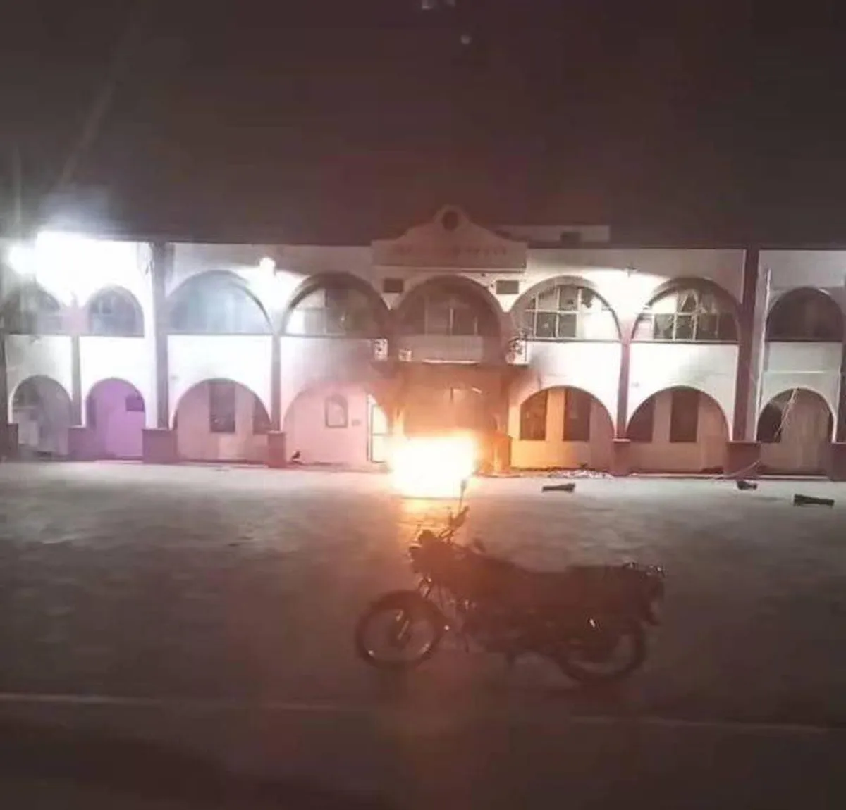 Apedrean y prenden fuego al palacio municipal de Nextlalpan
