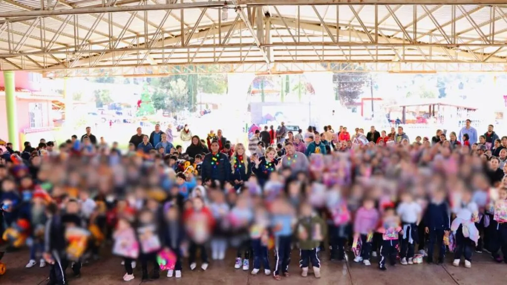 Día mágico y lleno de esperanza viven niñas y niños de Badiraguato con la Caravana Navideña