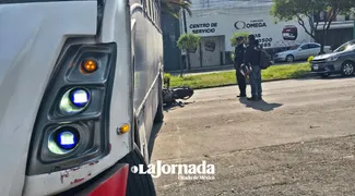 Motociclista es arrollado por camión irregular en Toluca