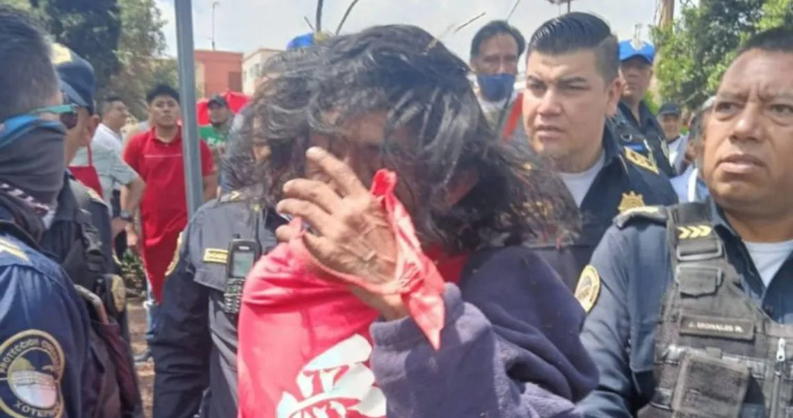 FOTOS: Atan y cuelgan de los pies a ladrón de batería de auto en medio de tianguis en Coyoacán