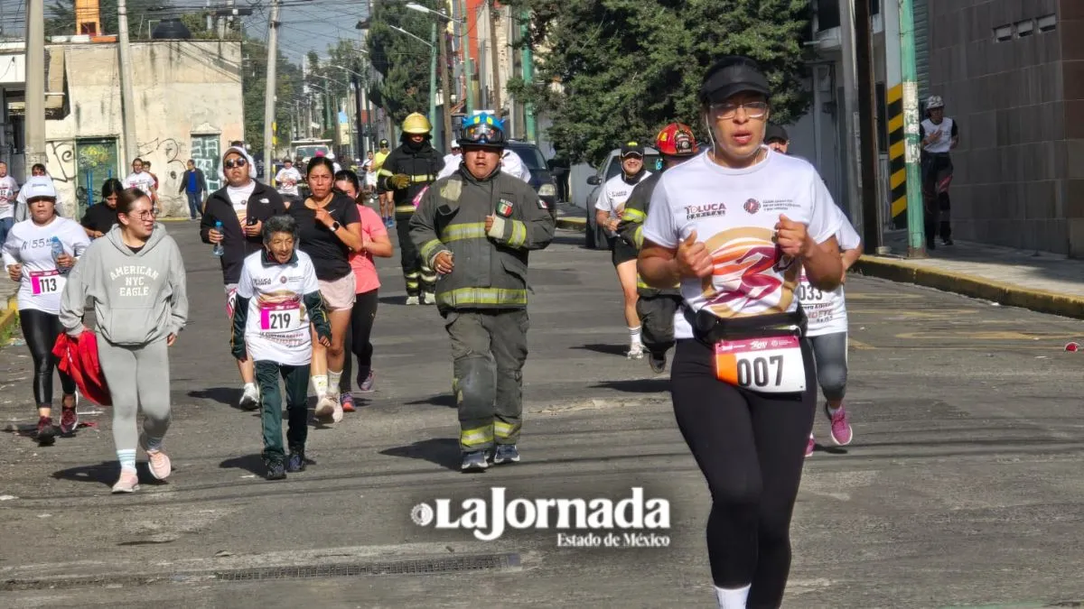 Ciudadanos corren en beneficio del cuerpo de Bomberos Toluca