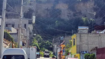 Naucalpan: Posible desgajamiento de cerro angustia a más de mil personas