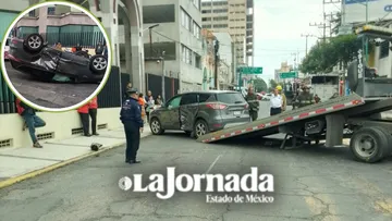 Choque entre taxi y vehículo particular termina en volcadura en Toluca