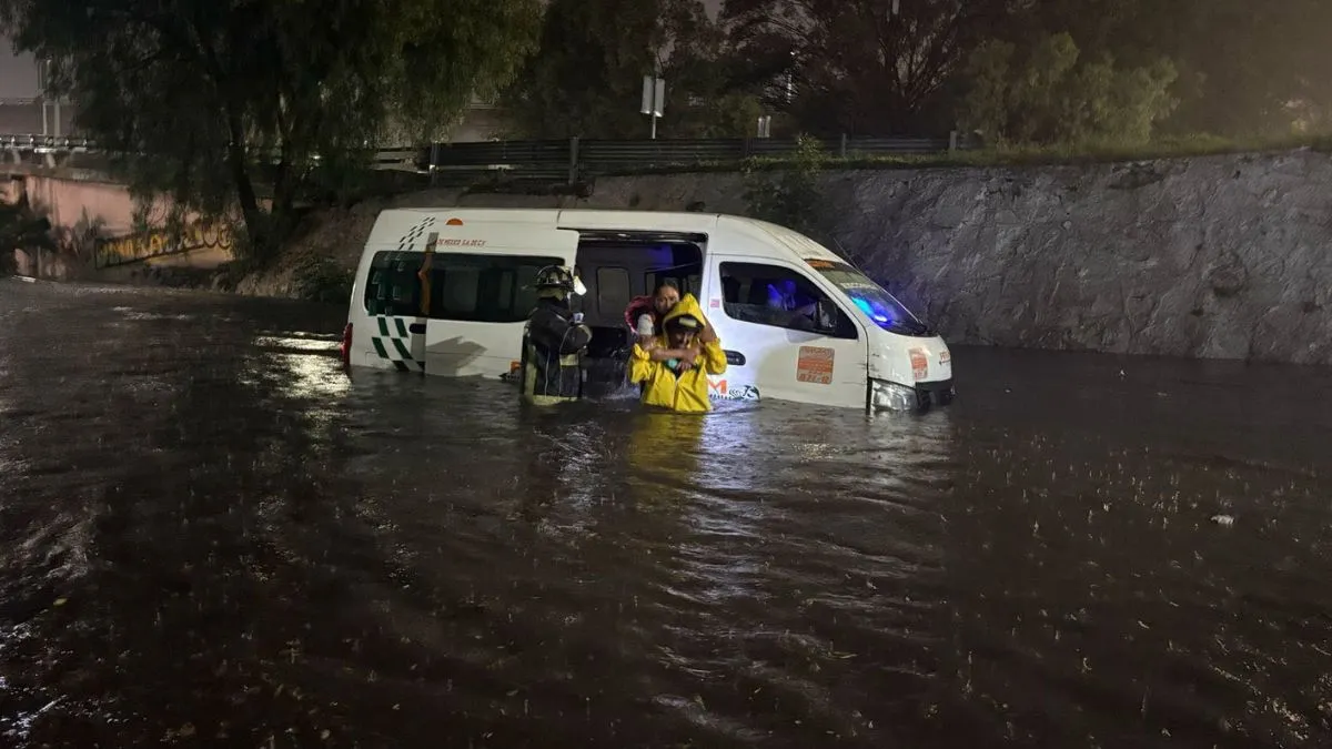 Inundaciones y encharcamientos afectan diversas vialidades en el Valle de México