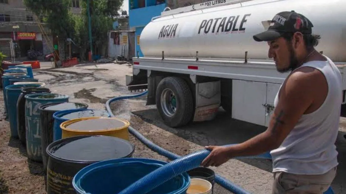 Habitantes Naucalpan se niegan a recibir agua en pipas