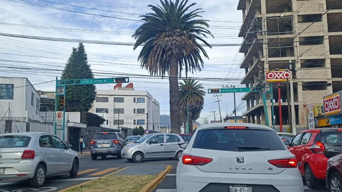 Toluca: Semáforos sin funcionar provocan caos
